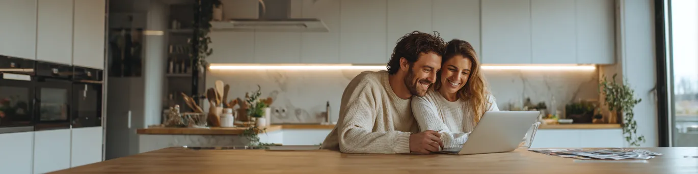 Calculatrice et plans de rénovation cuisine avec devis détaillé sur table de travail