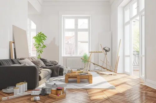 Salon spacieux en cours de rénovation avec outils et matériaux de construction visibles