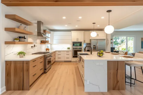 Éléments de cuisine moderne avec matériaux, électroménagers et plans de travail variés