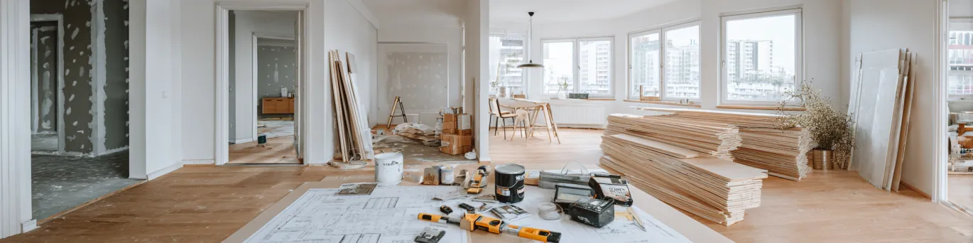 Calculatrice et plans d'architecture pour estimer le coût de rénovation d'un appartement
