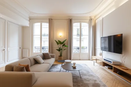 Peinture fraîche et parquet rénové dans un appartement moderne après travaux de rafraîchissement