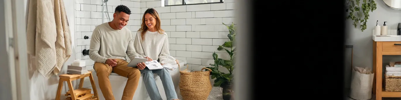 Rénovation moderne d'une salle de bain avec douche italienne et mobilier blanc élégant