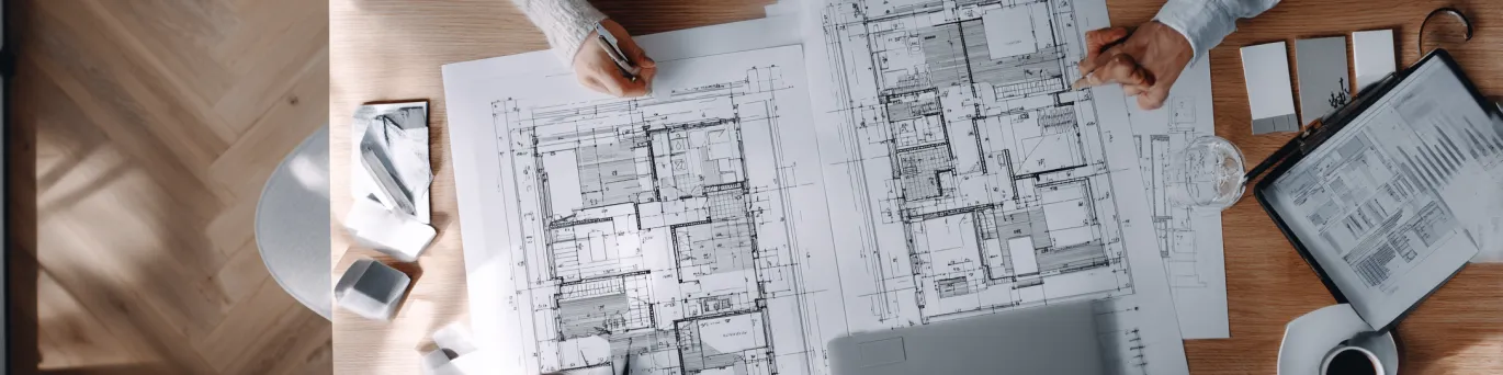 Professionnel calculant le coût de rénovation complète d'un appartement avec devis détaillé