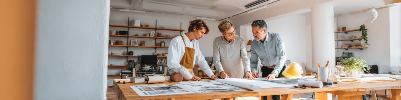 Professionnel du bâtiment consultant des plans de rénovation intérieure sur un chantier